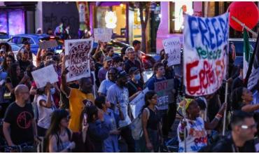 “Liberen a DC”: Washington protesta con carteles contra la “toma hostil” de Donald Trump y la presencia de la Guardia Nacional