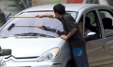 Un limpiavidrios agredió a un policía y huyó
