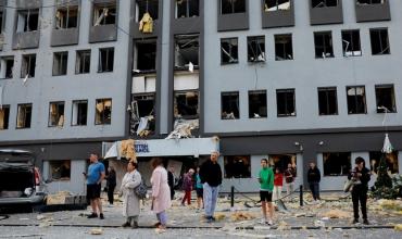 Edificios destruidos y niños muertos: devastador ataque ruso con drones y misiles sobre Kiev