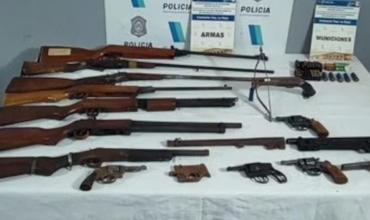 Hallan un arsenal de armas en La Plata tras amenaza vecinal: un hombre fue imputado