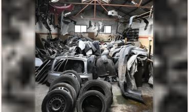 Se secuestraron más de 1.500 autopartes en un taller de chapa y pintura en Villa Pueyrredón