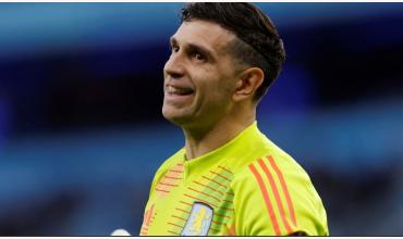 Dibu Martínez no fue ni al banco y se despide sin jugar del Aston Villa rumbo al Manchester United: el 'trueque' que resolvió su salida
