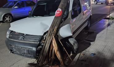 Camioneta colisionó contra un poste de alumbrado en la Capital