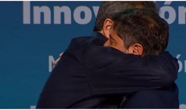 El abrazo de Axel Kicillof con Sergio Massa en el cierre de campaña en la Primera Sección