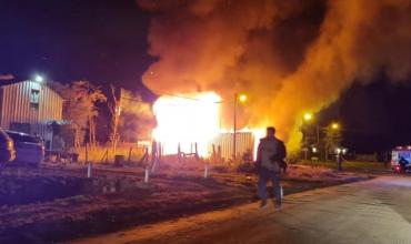 Una familia perdió a sus tres hijos en un voraz incendio en Ushuaia: los padres están en terapia intensiva