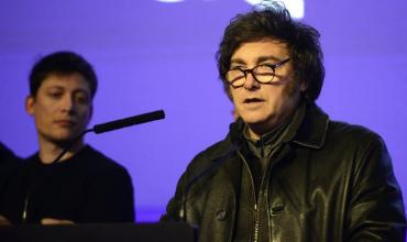 Santiago Caputo aprovecha la derrota para empujar a los Menem y ahora quiere el control de la elección de octubre
