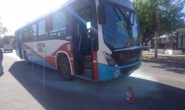 Un colectivo de Rioja Bus sufrió un desperfecto mecánico y principio de incendio en el barrio Ferroviario