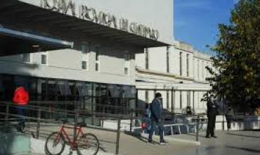 Hallaron a una mujer golpeada e inconsciente debajo de la cama de su expareja: detuvieron a un hombre