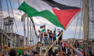 Denunciaron que un barco de la flotilla que lleva ayuda humanitaria a Gaza fue impactado por un dron