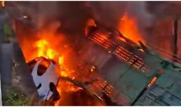 Impactante choque en Corrientes: un camión cayó de un puente, se prendió fuego y el conductor murió incinerado