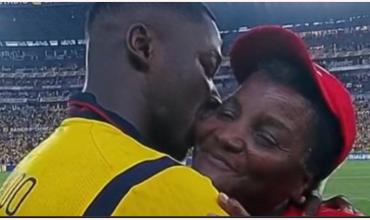 Quién es la mujer llevó la pelota y abrazó a Moisés Caicedo antes del duelo entre Ecuador y Argentina en Guayaquil