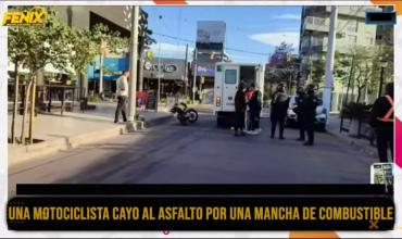 Motociclista perdió el control por mancha de combustible y su acompañante es atendida por personal de emergencias