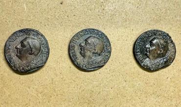 Hallaron tres medallas de bronce del siglo XV en las obras del subte de Roma