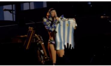 Katy Perry sorprendió en Argentina al regalar empanadas a sus fans en Don Julio