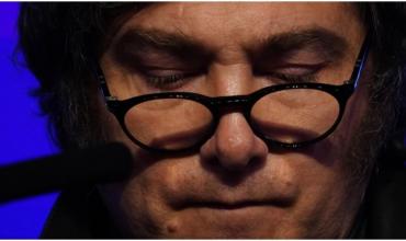 Para el Financial Times, Javier Milei atraviesa la mayor crisis de su presidencia: “Al león lo mojaron con una manguera”
