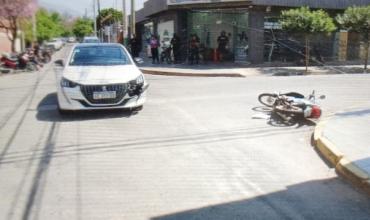 Accidente vial en pleno centro: una joven motociclista resultó con lesiones graves