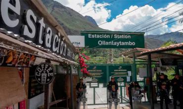 Por protestas y bloqueos, cientos de turistas quedaron varados en el camino a Machu Picchu