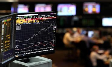 Las acciones y los bonos argentinos vuelven a caer y el riesgo país sube a 1.473 puntos