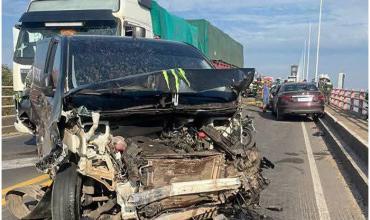 Un camión provocó un choque en cadena con 15 vehículos y mató a un motociclista en el puente Chaco-Corrientes