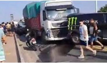 Imputaron al camionero que causó el choque múltiple en el puente Chaco-Corrientes