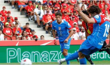 Julián Álvarez erró un penal en su vuelta y se fue enojado cuando Simeone lo reemplazó en el Atlético de Madrid: “Siempre a mí”