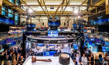 Los bonos argentinos suben 3% en Wall Street y el riesgo país se acerca a perforar los 1.000 puntos básicos