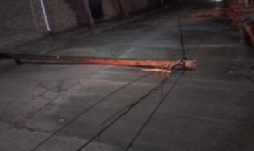  Dos postes de alumbrado cayeron en el barrio Belgrano de Chepes