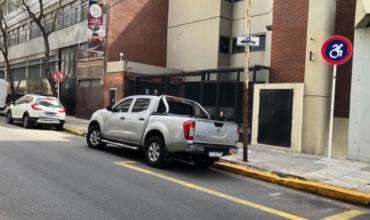 Vecinos ya pueden denunciar por vehículos mal estacionados: cómo hacerlo