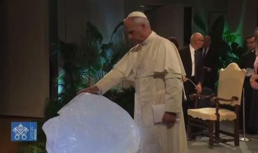 El papa León XIV bendice un bloque de hielo para concienciar sobre el cambio climático