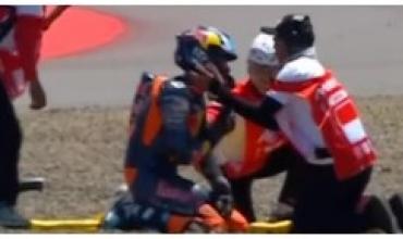 El argentino Valentín Perrone protagonizó un fuerte accidente en Moto3: lo chocó un rival y fue trasladado al hospital