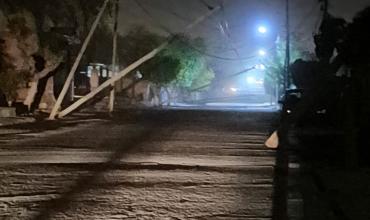 El viento zonda provocó la caída de postes y cortes de tránsito en Vichigasta
