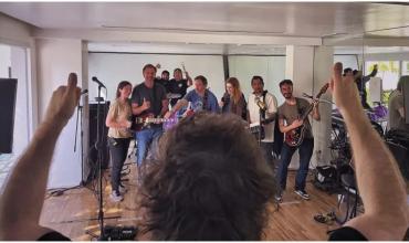 Milei continúa la campaña y ensaya junto a "La Banda Presidencial" para la presentación de su nuevo libro