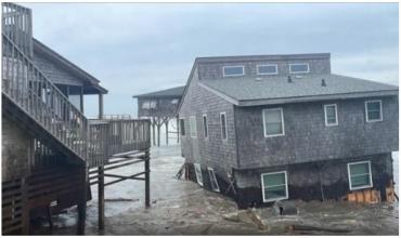 Ocho casas colapsaron sobre el mar en Carolina del Norte tras el paso del huracán Imelda