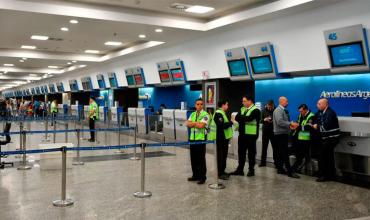 Aerolíneas Argentinas anunció demoras en 95 vuelos debido a un paro de pilotos