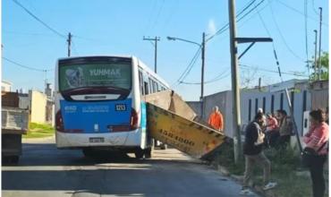 Sorprendente accidente en Córdoba: un colectivo impactó contra un contenedor y una pasajera terminó herida