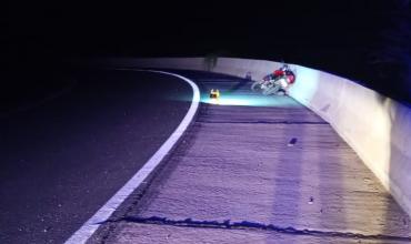 Dos adolescentes resultaron heridos tras caer 25 metros con su moto en la ruta 75