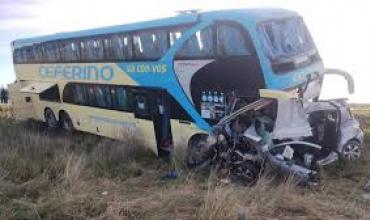 Un muerto tras un accidente entre un micro de larga distancia, una camioneta y un auto en la ruta 3