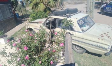 Un automóvil perdió el control y chocó contra la verja de un comedor en Ulapes
