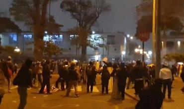 Masivas protestas en Perú dejaron al menos un muerto y más de 100 heridos tras la asunción del nuevo gobierno