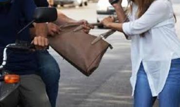 Una mujer de 62 años sufrió un arrebato en avenida Alem, a pocos metros de la comisaría