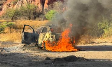 Un auto se incendió por completo en la zona de la Pollera de la Gitana, en Sanagasta