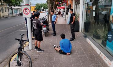 Atraparon a un ladrón frente a Radio Fenix tras intentar robar en "Casa Berchia" 