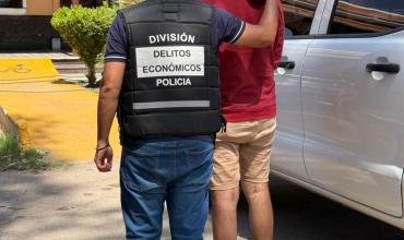 Detienen a un joven por defraudación y secuestran su celular en la vía pública