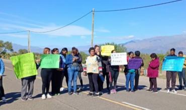 Vecinos de Villa Castelli cortaron la ruta en reclamo por la falta de médicos