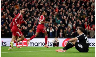 El grosero error del Dibu Martínez que derivó en el primer gol del Liverpool ante Aston Villa en la Premier League