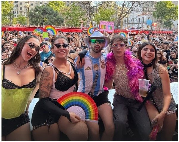 Los famosos en la Marcha del Orgullo 2025: el dardo de Lizy Tagliani a Viviana Canosa, el mensaje de Dua Lipa y los shows de Ángela Torres y Alan Lez