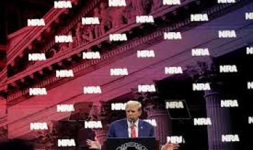 Donald Trump se comprometió a "revertir" normas de Biden sobre armas