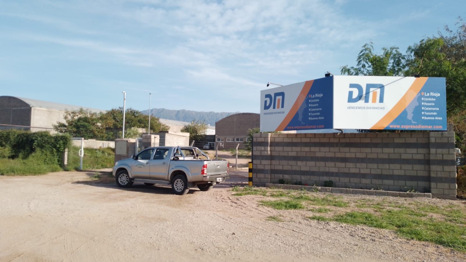 Insólito: trabajadores de la empresa Diemar se negaron al paro, y el gremio de Camioneros les bloqueó la entrada 