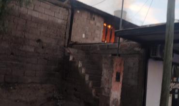 Una casa se incendió en avenida Cabo Primero Rodríguez: El propietario dijo que fue intencional, que la mujer prendió fuego a las cortinas