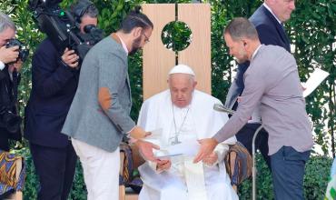El Papa se abrazó a un israelí y un palestino en Verona y dijo que la guerra “es una derrota para todos”